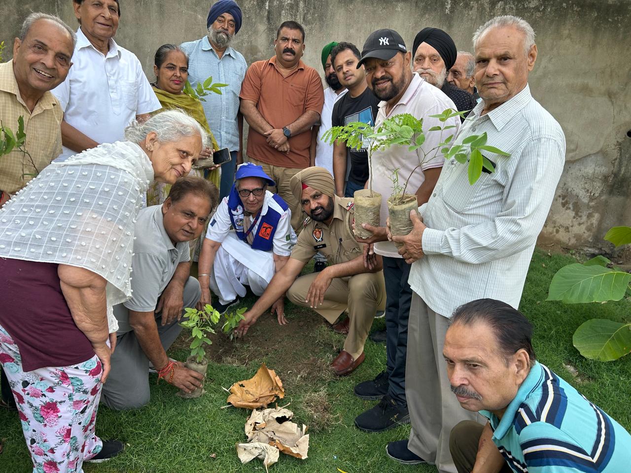 On World Environment Day, "Every person should plant two trees" and "One tree in the name of mother", steps need to be taken to save the environment - Mayor Kundan Gogia.